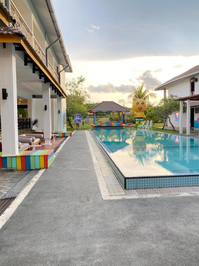 อาเลีย เรสซิเดนซ์ บิซิเนส รีสอร์ท Padang Mat Sirat ภายนอก รูปภาพ